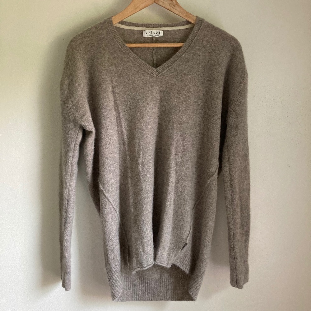 Velvet by Graham & Spencer Gray V-Neck cashmere Sweater